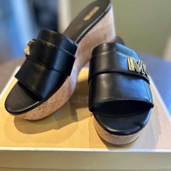 MICHAEL KORS - JILLY PLATFORM SLIDE - SZ 8.5 - WORN ONCE - Picture 6 of 9